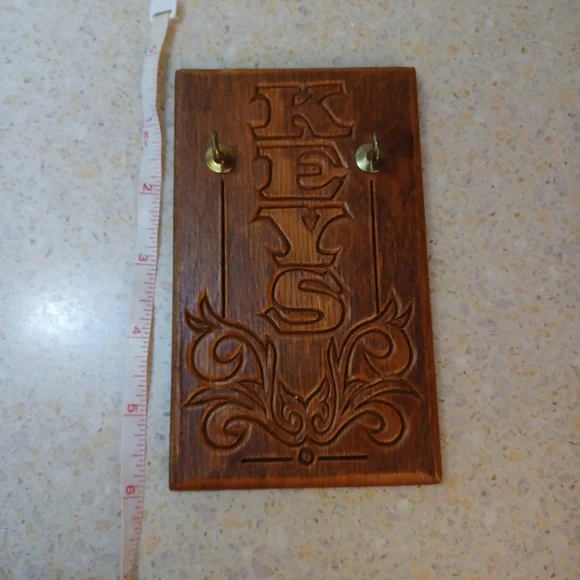 Vintage Key carved wall hanger - Picture 4 of 5